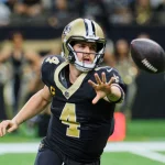 FootballR - NFL - Der Quarterback der New Orleans Saints, Derek Carr, wirft den Ball.