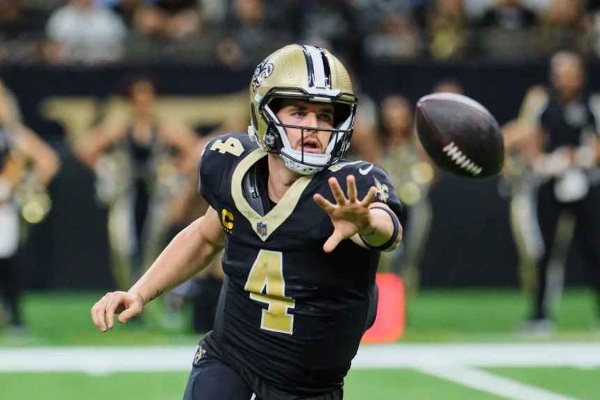 FootballR - NFL - Der Quarterback der New Orleans Saints, Derek Carr, wirft den Ball.