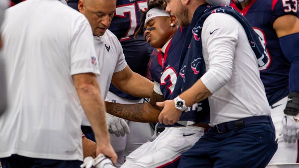 FootballR - NFL - Tank Dell - Einem Spieler der Houston Texans wird vom Feld geholfen, nachdem er einen schweren Rückschlag, insbesondere einen Wadenbeinbruch, erlitten hat.