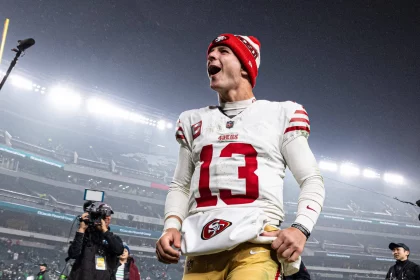 FootballR - NFL - Der Footballspieler der San Francisco 49ers, Brock Purdy, feiert auf dem Spielfeld während der NFL Awards.