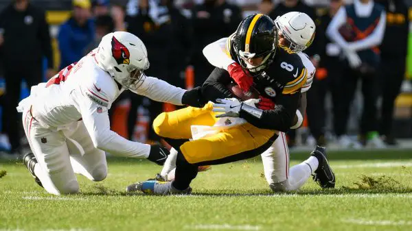 FootballR - NFL - Die Pittsburgh Steelers treten in einem intensiven Footballspiel gegen die Arizona Cardinals an. Steelers QB Kenny Pickett führt das Team an, aber er muss möglicherweise operiert werden und könnte es auch sein