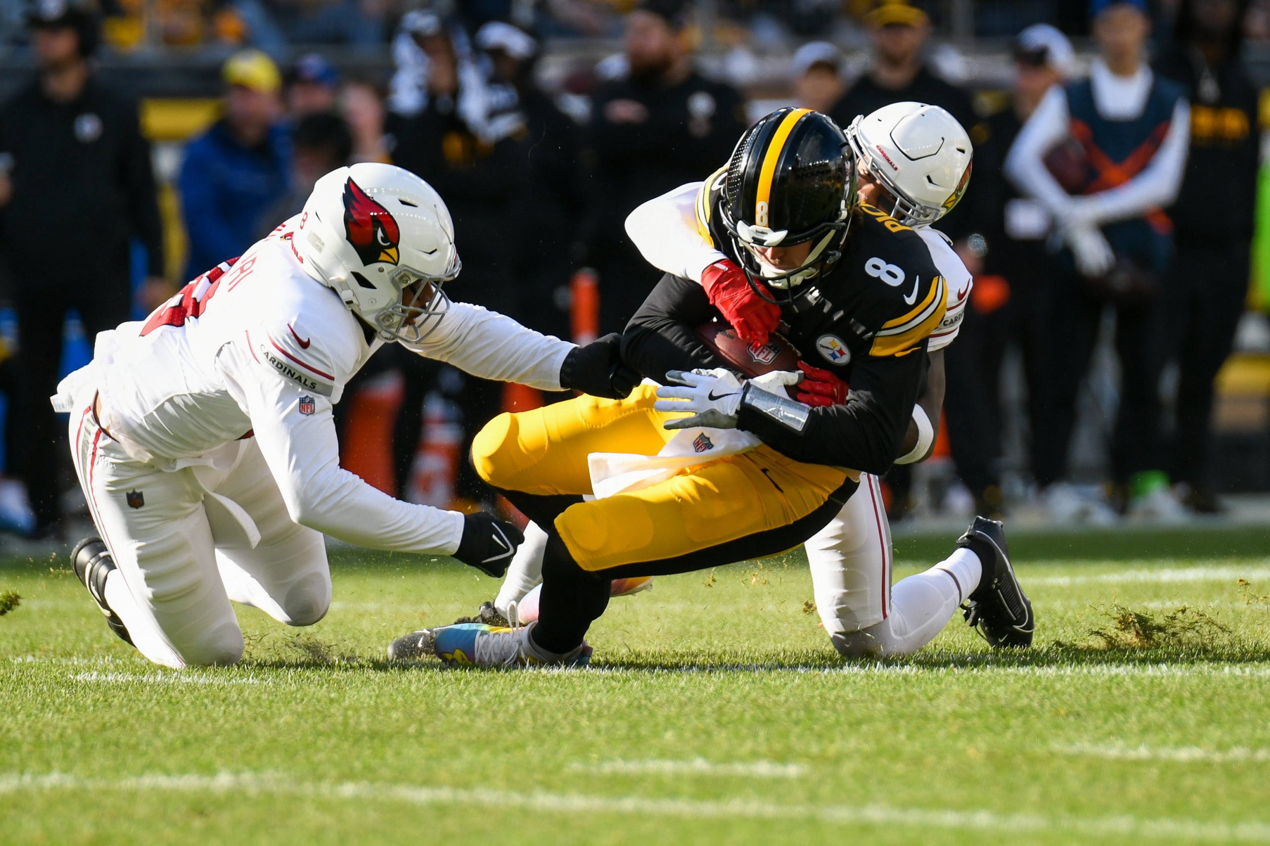 FootballR - NFL - Die Pittsburgh Steelers treten in einem intensiven Footballspiel gegen die Arizona Cardinals an. Steelers QB Kenny Pickett führt das Team an, aber er muss möglicherweise operiert werden und könnte es auch sein