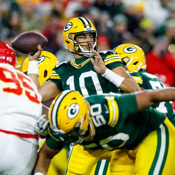 FootballR - NFL - NFC Playoff Rennen - Der Quarterback der Green Bay Packers, Jordan Love, führt sein Team in einem mit Spannung erwarteten Match gegen die Kansas City Chiefs an. Während die Fans das Spiel gespannt verfolgen
