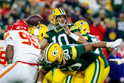 FootballR - NFL - NFC Playoff Rennen - Der Quarterback der Green Bay Packers, Jordan Love, führt sein Team in einem mit Spannung erwarteten Match gegen die Kansas City Chiefs an. Während die Fans das Spiel gespannt verfolgen
