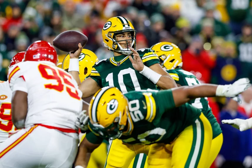 FootballR - NFL - NFC Playoff Rennen - Der Quarterback der Green Bay Packers, Jordan Love, führt sein Team in einem mit Spannung erwarteten Match gegen die Kansas City Chiefs an. Während die Fans das Spiel gespannt verfolgen