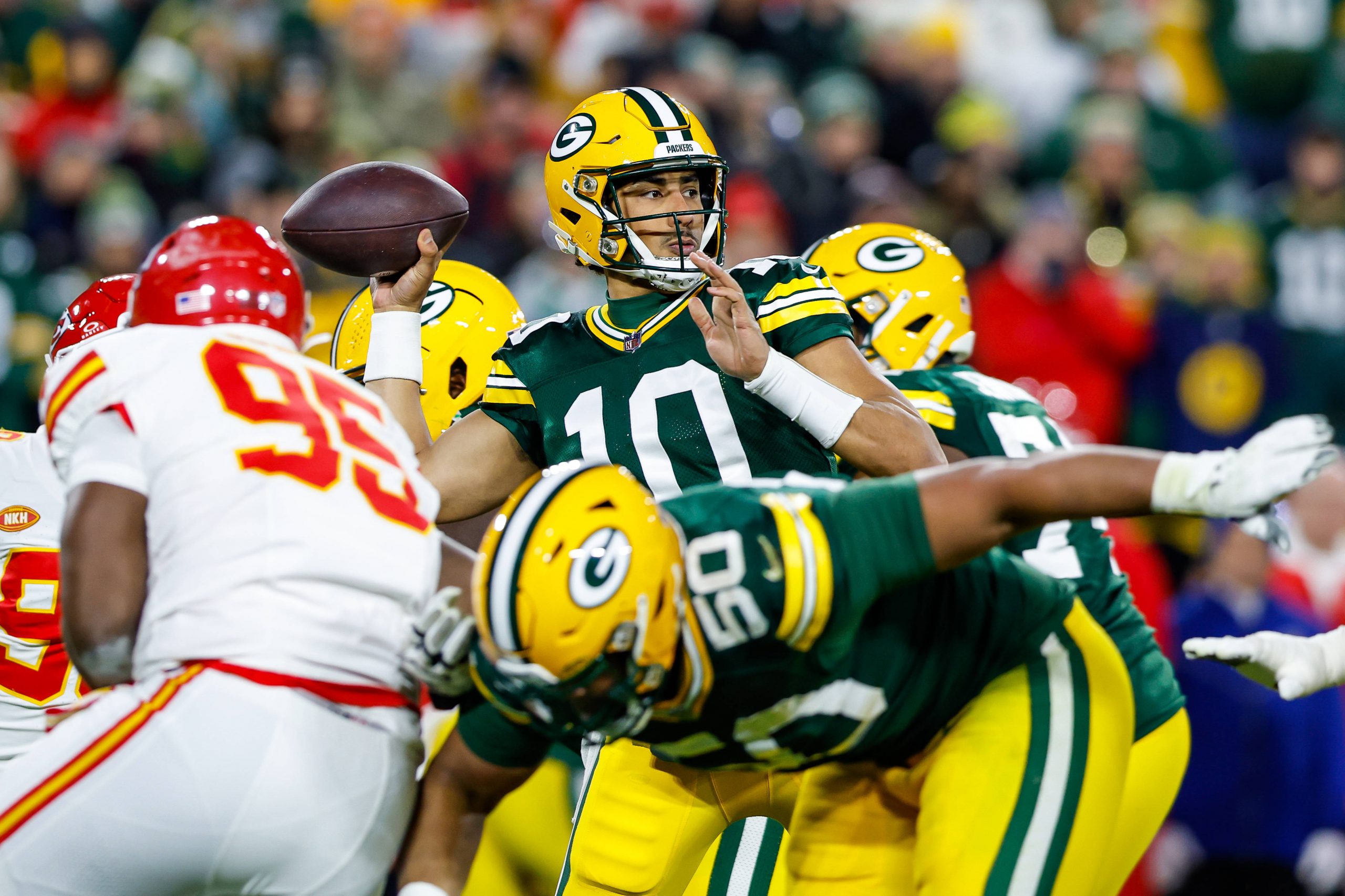 FootballR - NFL - NFC Playoff Rennen - Der Quarterback der Green Bay Packers, Jordan Love, führt sein Team in einem mit Spannung erwarteten Match gegen die Kansas City Chiefs an. Während die Fans das Spiel gespannt verfolgen