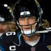 FootballR - NFL - Trevor Lawrence spielt, ein Spieler der Jacksonville Jaguars, trägt einen Helm.