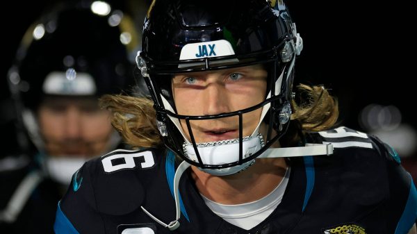 FootballR - NFL - Trevor Lawrence spielt, ein Spieler der Jacksonville Jaguars, trägt einen Helm.