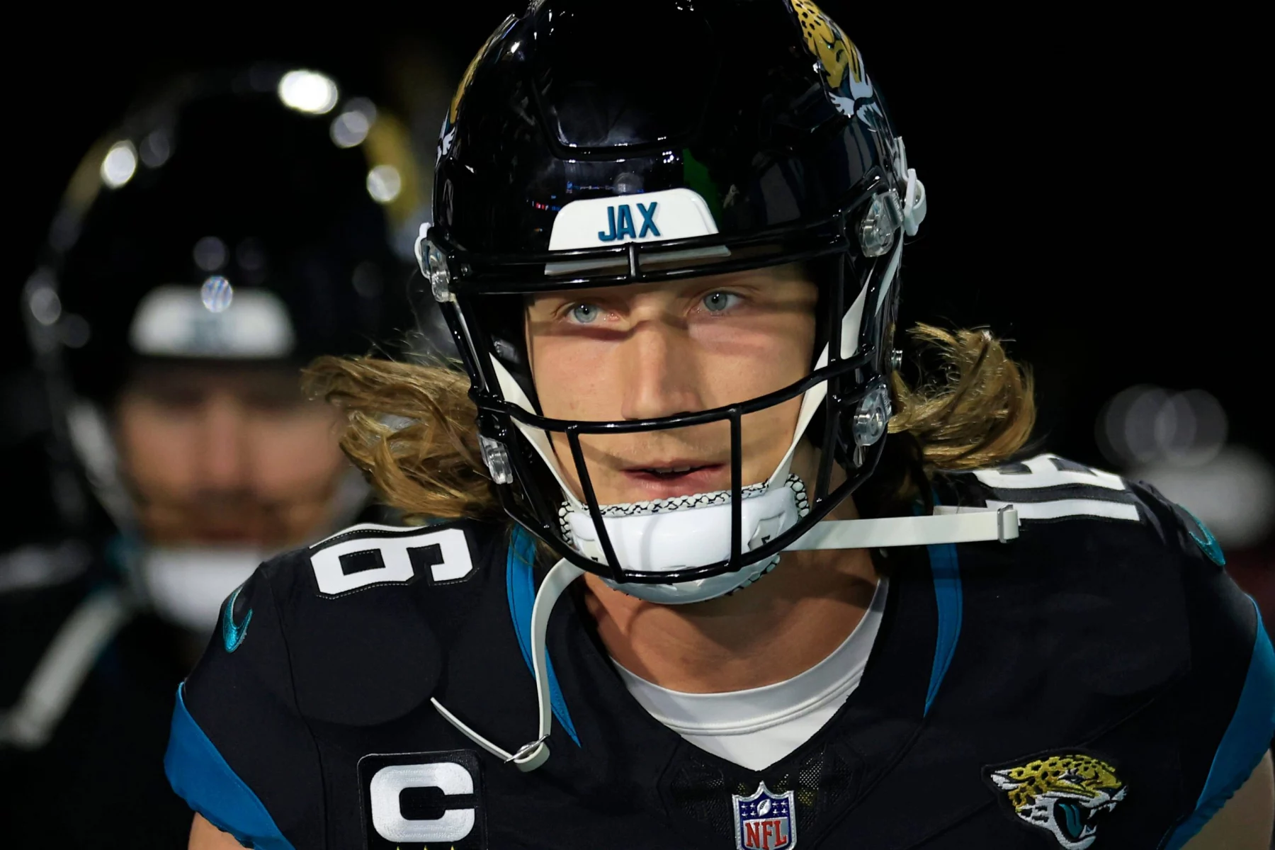 FootballR - NFL - Trevor Lawrence spielt, ein Spieler der Jacksonville Jaguars, trägt einen Helm.