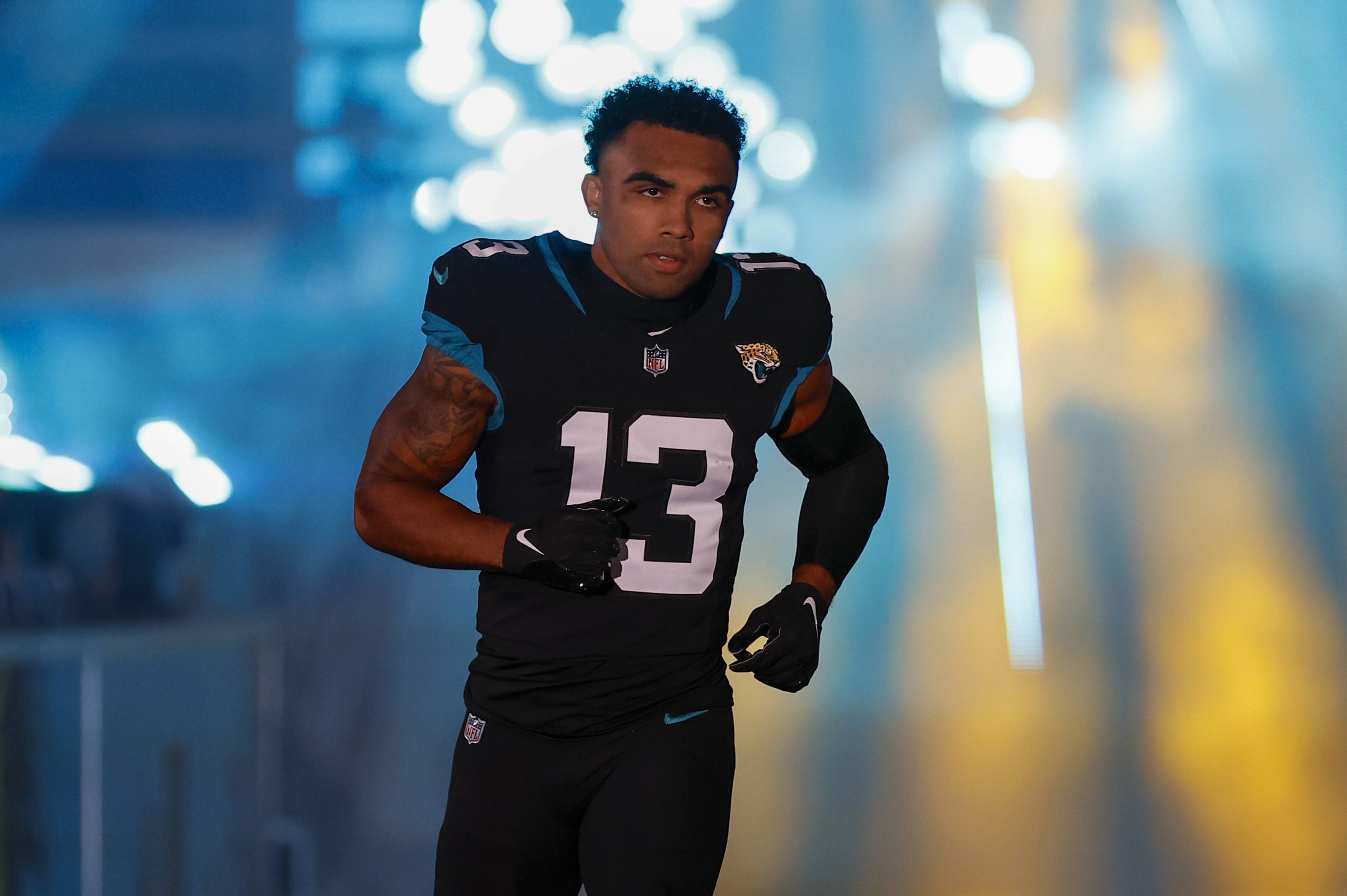 FootballR - NFL - Ein Wide Receiver der Jacksonville Jaguars, Christian Kirk, läuft auf dem Spielfeld.