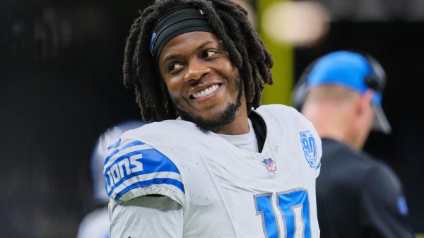 FootballR - NFL - Ein Spieler der Detroit Lions, Teddy Bridgewater, lächelt während der Saison 2023 auf dem Spielfeld.