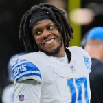 FootballR - NFL - Ein Spieler der Detroit Lions, Teddy Bridgewater, lächelt während der Saison 2023 auf dem Spielfeld.