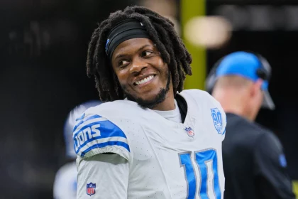 FootballR - NFL - Ein Spieler der Detroit Lions, Teddy Bridgewater, lächelt während der Saison 2023 auf dem Spielfeld.