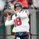 FootballR - NFL - Case Keenum, ein Footballspieler der Houston Texans, wirft einen Ball.