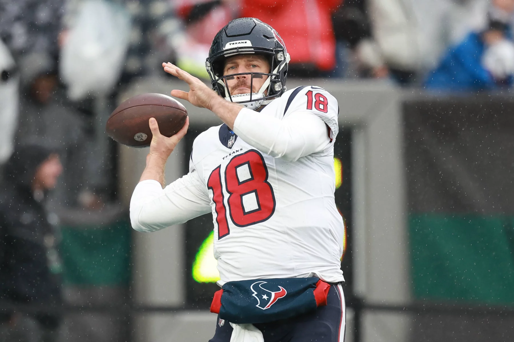 FootballR - NFL - Case Keenum, ein Footballspieler der Houston Texans, wirft einen Ball.