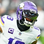 FootballR - NFL - Der Spieler der Minnesota Vikings, Justin Jefferson, läuft nach einem Krankenhausaufenthalt auf dem Feld.