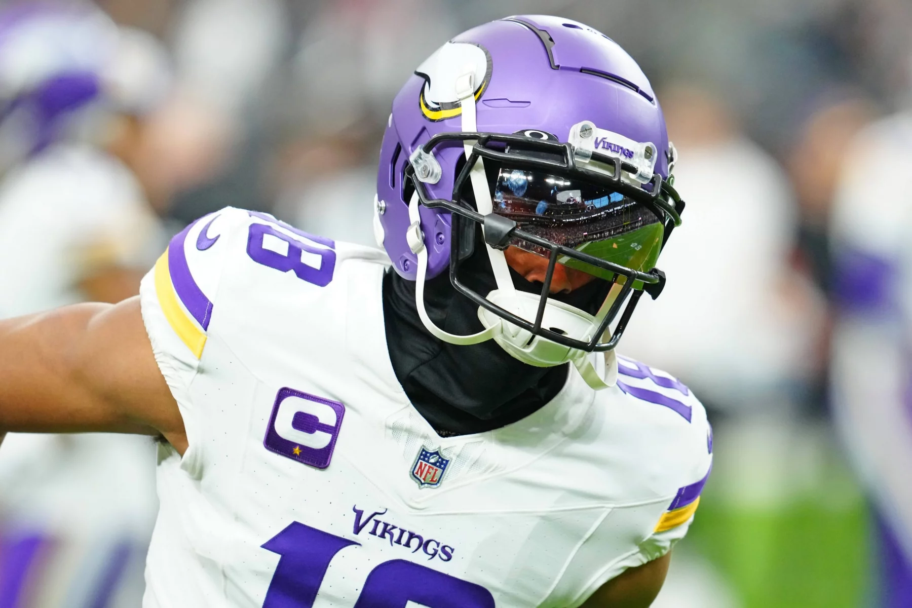 FootballR - NFL - Der Spieler der Minnesota Vikings, Justin Jefferson, läuft nach einem Krankenhausaufenthalt auf dem Feld.
