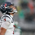 FootballR - NFL - C.J. Stroud, ein Footballspieler der Houston Texans, steht im Regen.