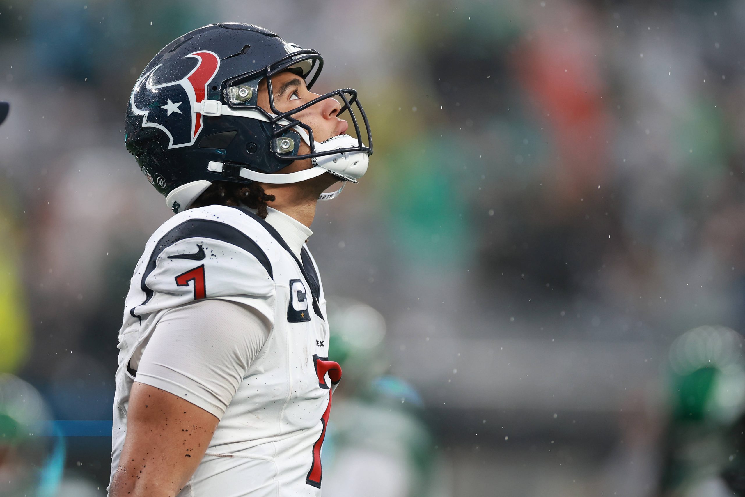 FootballR - NFL - C.J. Stroud, ein Footballspieler der Houston Texans, steht im Regen.
