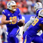 FootballR - NFL Spielverschiebung Thursday Night Football - Der Quarterback der Chargers, Justin Herbert, läuft mit dem Ball.