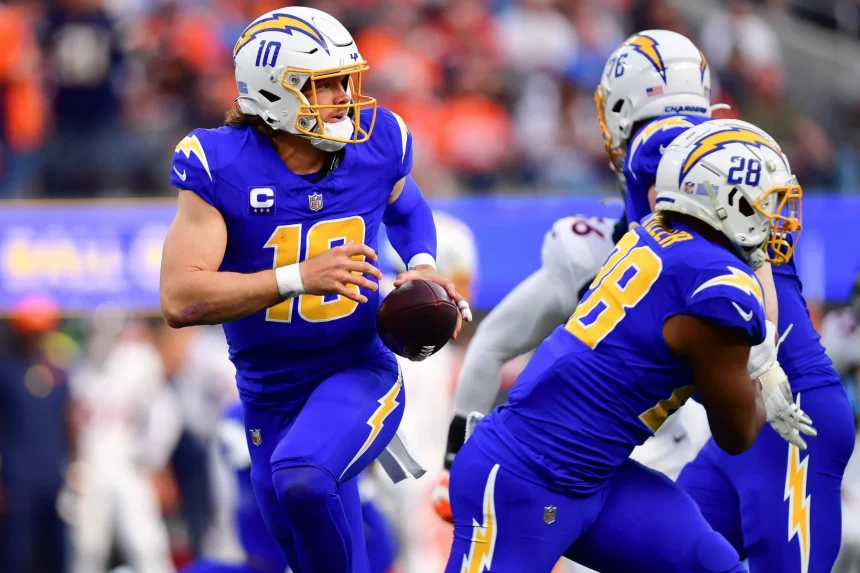 FootballR - NFL Spielverschiebung Thursday Night Football - Der Quarterback der Chargers, Justin Herbert, läuft mit dem Ball.