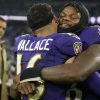 FootballR - NFL Spiel des Jahres - Zwei Ravens-Spieler umarmen sich. Lamar Jackson und Tylan Wallace