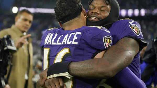 FootballR - NFL Spiel des Jahres - Zwei Ravens-Spieler umarmen sich. Lamar Jackson und Tylan Wallace