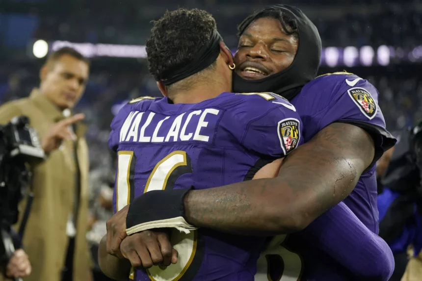 FootballR - NFL Spiel des Jahres - Zwei Ravens-Spieler umarmen sich. Lamar Jackson und Tylan Wallace