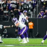FootballR - NFL - Der Starting Quarterback der Vikings, Nick Mullens, spielt gegen die Las Vegas Raiders.