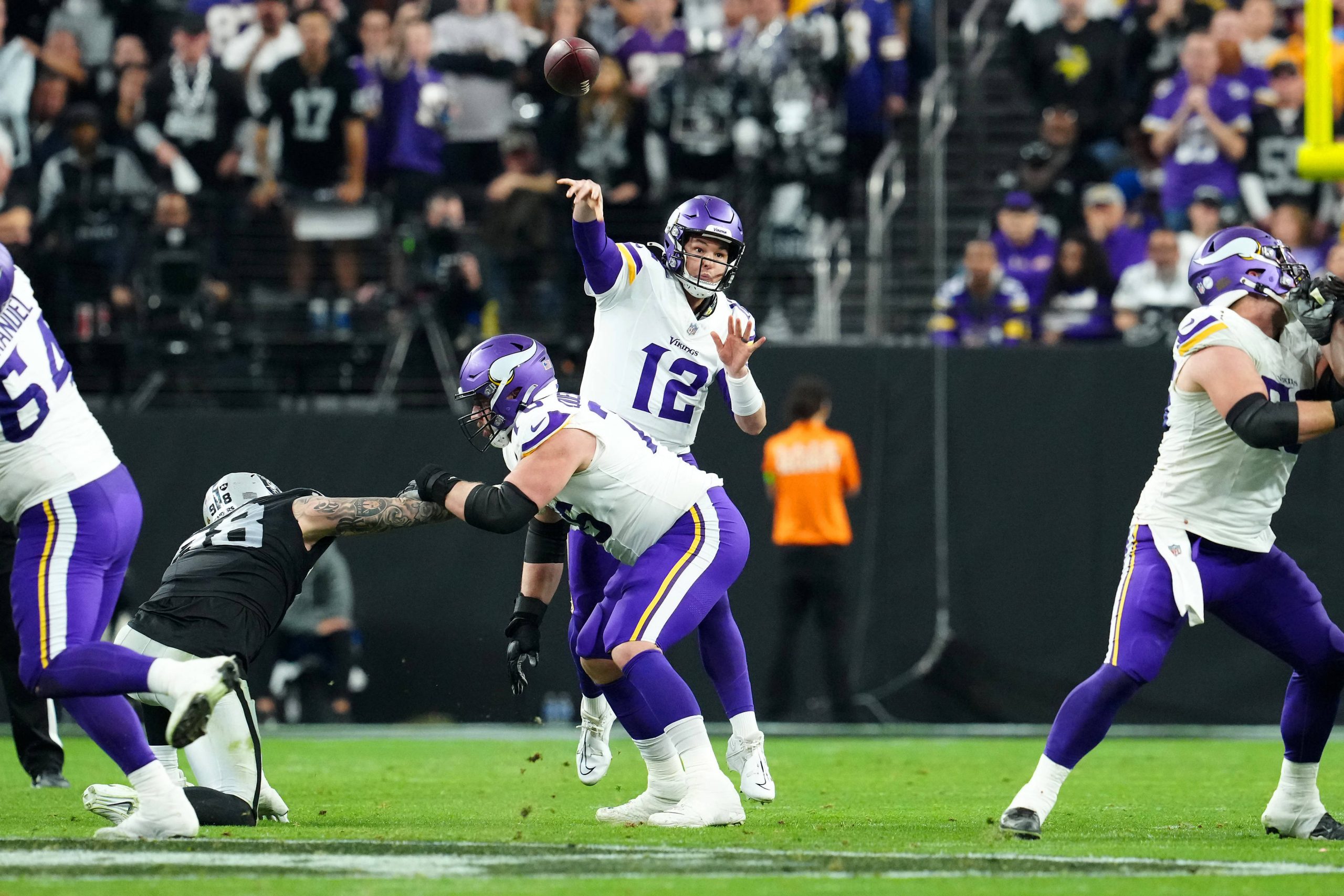 FootballR - NFL - Der Starting Quarterback der Vikings, Nick Mullens, spielt gegen die Las Vegas Raiders.