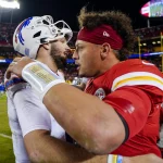 FootballR - NFL Playoff Picture Woche 14 - Zwei Footballspieler, Patrick Mahomes und Josh Allen, umarmen sich am Ende eines Spiels.