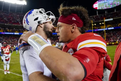 FootballR - NFL Playoff Picture Woche 14 - Zwei Footballspieler, Patrick Mahomes und Josh Allen, umarmen sich am Ende eines Spiels.