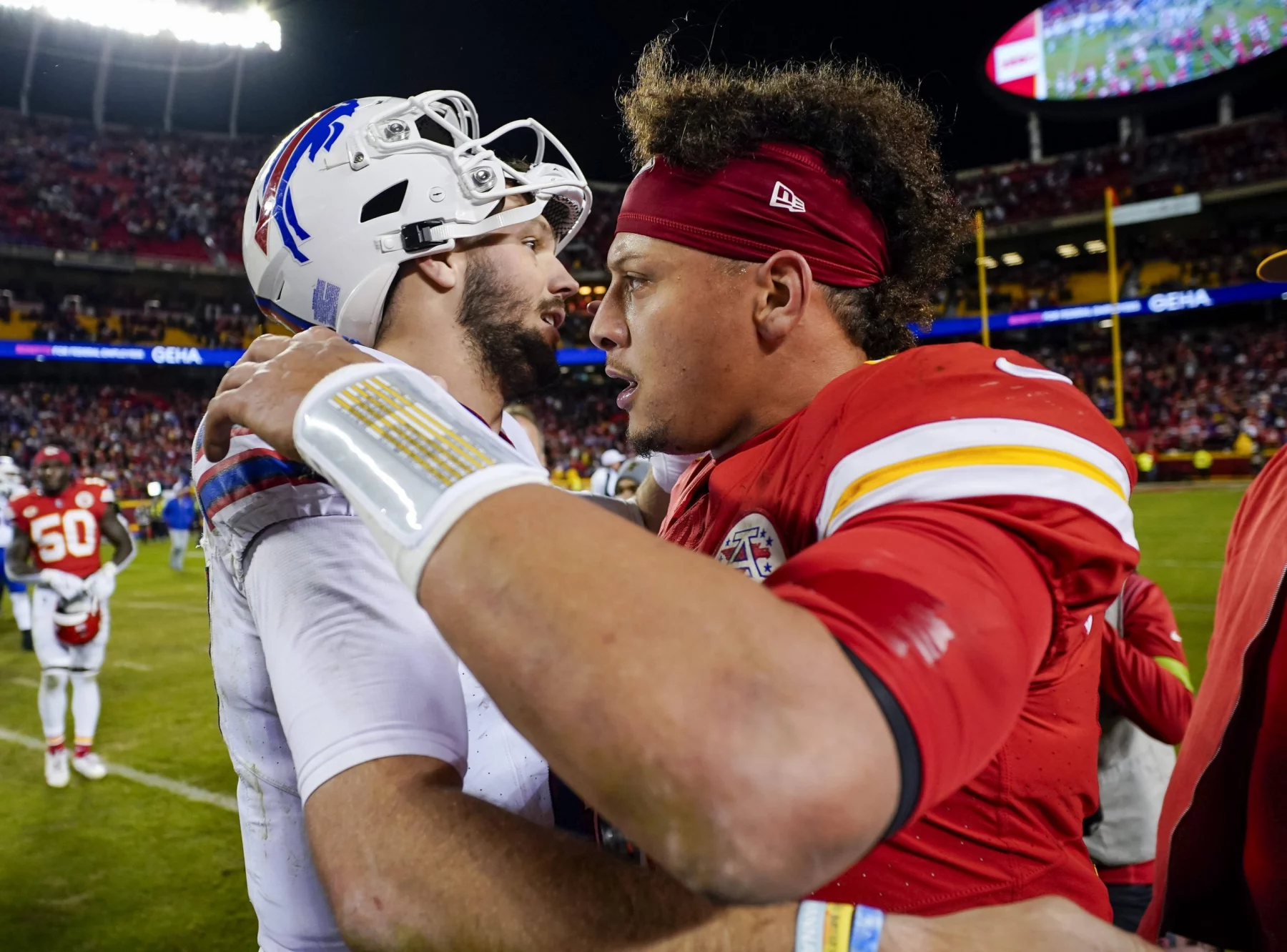 FootballR - NFL Playoff Picture Woche 14 - Zwei Footballspieler, Patrick Mahomes und Josh Allen, umarmen sich am Ende eines Spiels.