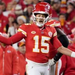 FootballR - NFL - Chiefs in der Krise - Ein Footballspieler der Kansas City Chiefs, Patrick Mahomes, frustriert während eines Spiels.