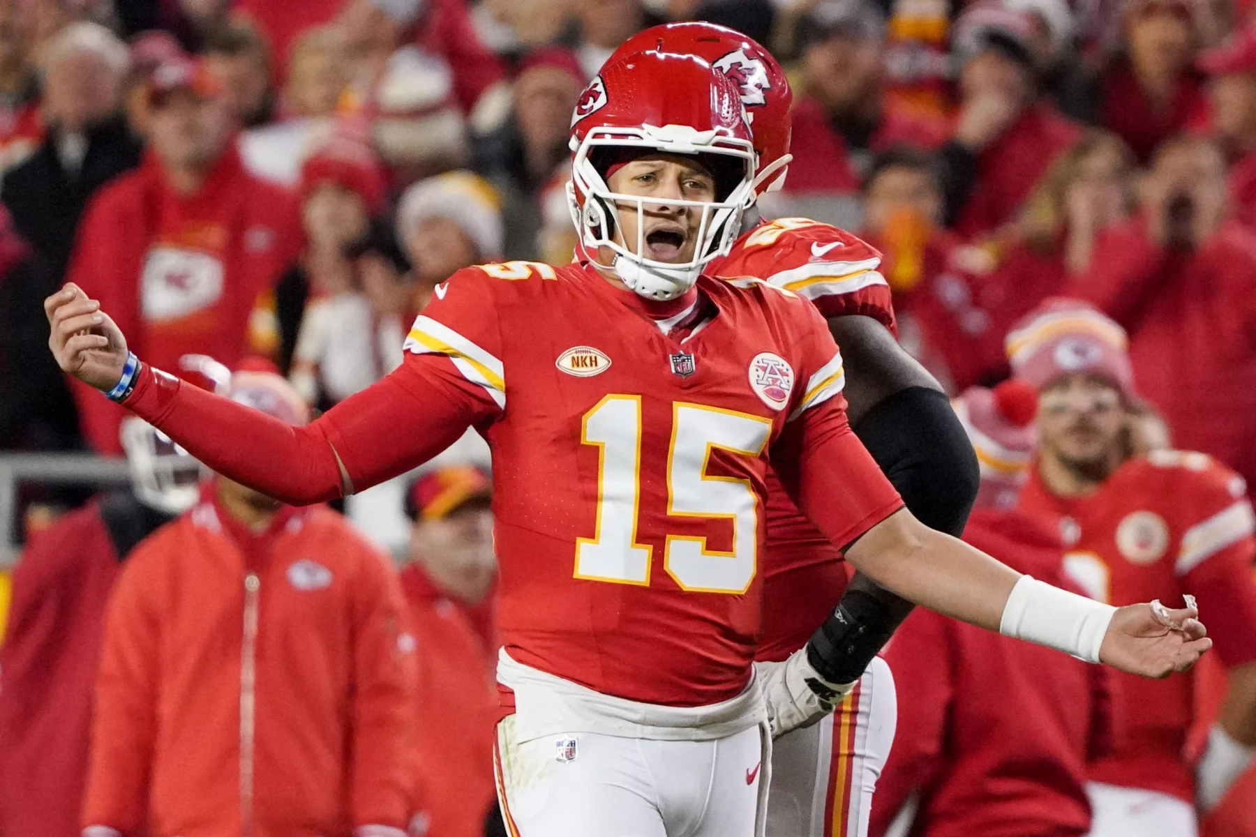 FootballR - NFL - Chiefs in der Krise - Ein Footballspieler der Kansas City Chiefs, Patrick Mahomes, frustriert während eines Spiels.