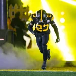 FootballR - NFL - Ein Steelers-Footballspieler, Damontae Kazee, läuft in einem NFL-Spiel auf dem Spielfeld.