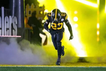 FootballR - NFL - Ein Steelers-Footballspieler, Damontae Kazee, läuft in einem NFL-Spiel auf dem Spielfeld.