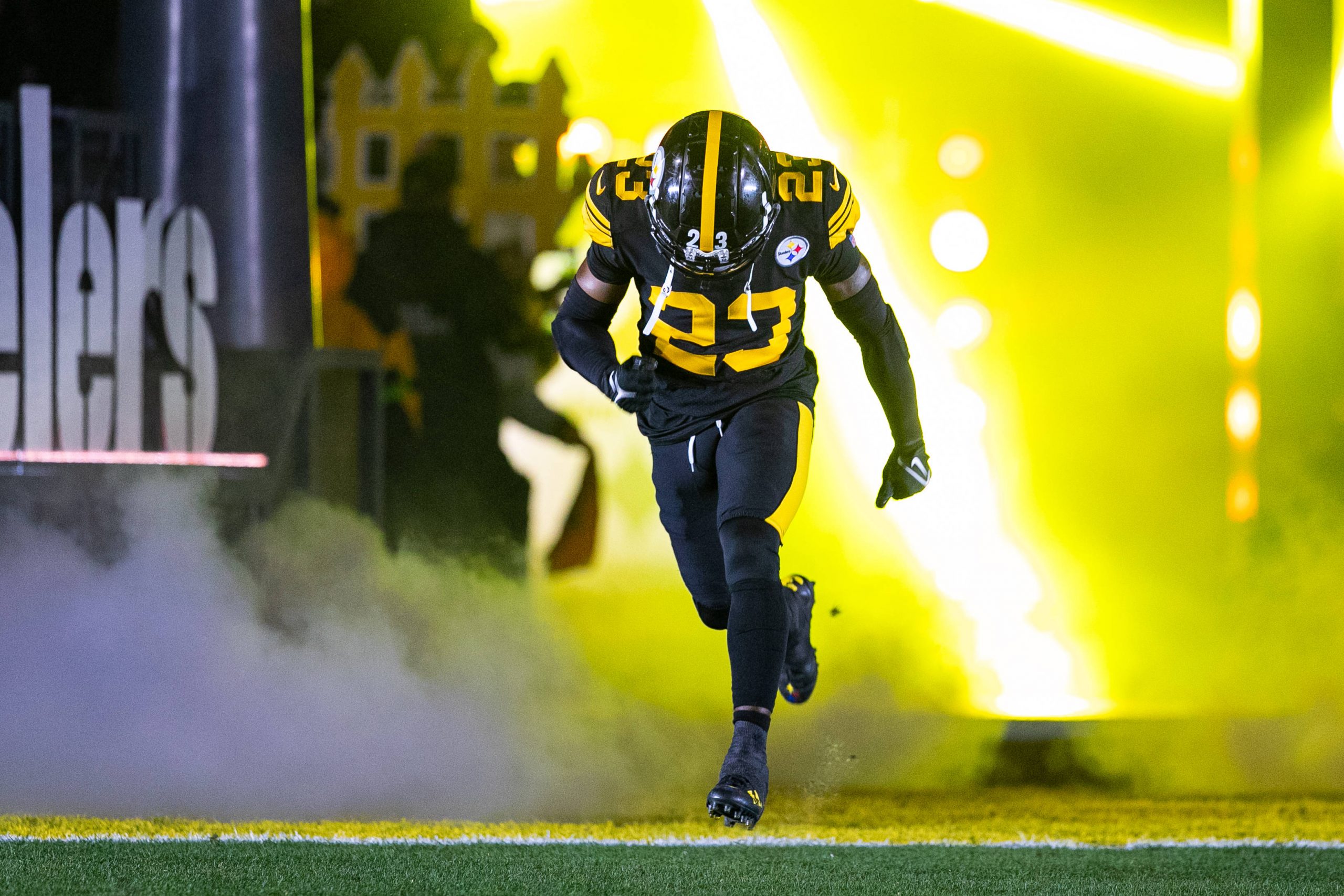 FootballR - NFL - Ein Steelers-Footballspieler, Damontae Kazee, läuft in einem NFL-Spiel auf dem Spielfeld.