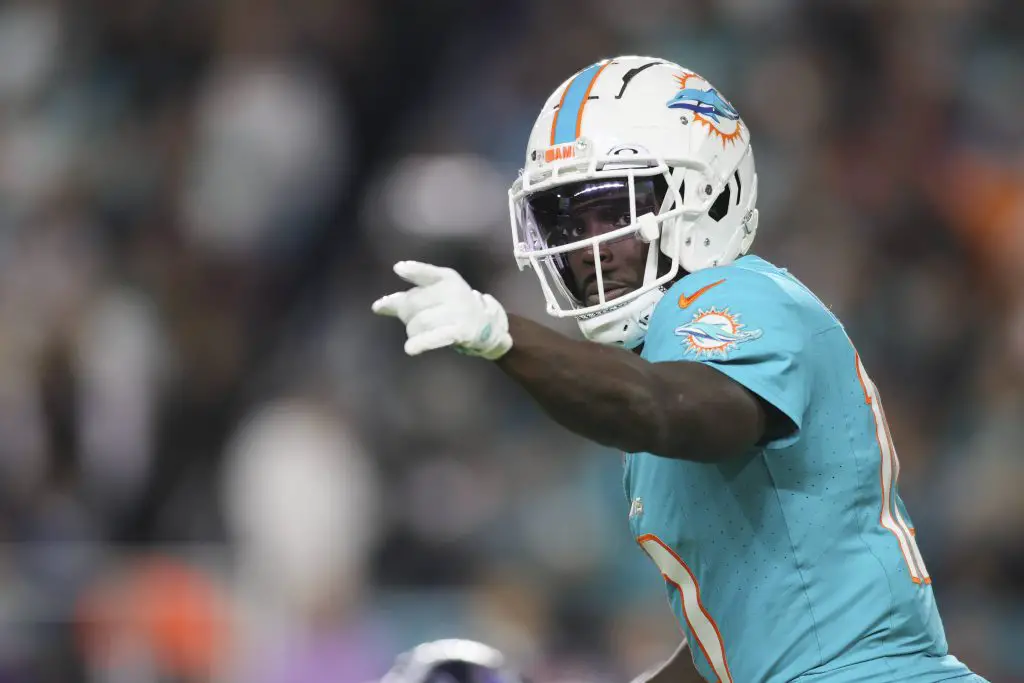 FootballR - NFL - Ein Spieler der Miami Dolphins, Tyreek Hill, zeigt während eines Spiels gegen die New York Jets auf den Ball.