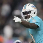 FootballR - NFL - Ein Spieler der Miami Dolphins, Tyreek Hill, zeigt während eines Spiels gegen die New York Jets auf den Ball.