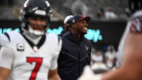 FootballR - NFL - Der Coach der Houston Texans, Demeco Ryans, lächelt am Spielfeldrand und freut sich auf das bevorstehende Titelrennen um den Titel „NFL-Trainer des Jahres 2023“. Coach of the Year