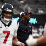 FootballR - NFL - Der Coach der Houston Texans, Demeco Ryans, lächelt am Spielfeldrand und freut sich auf das bevorstehende Titelrennen um den Titel „NFL-Trainer des Jahres 2023“. Coach of the Year