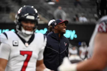 FootballR - NFL - Der Coach der Houston Texans, Demeco Ryans, lächelt am Spielfeldrand und freut sich auf das bevorstehende Titelrennen um den Titel „NFL-Trainer des Jahres 2023“. Coach of the Year