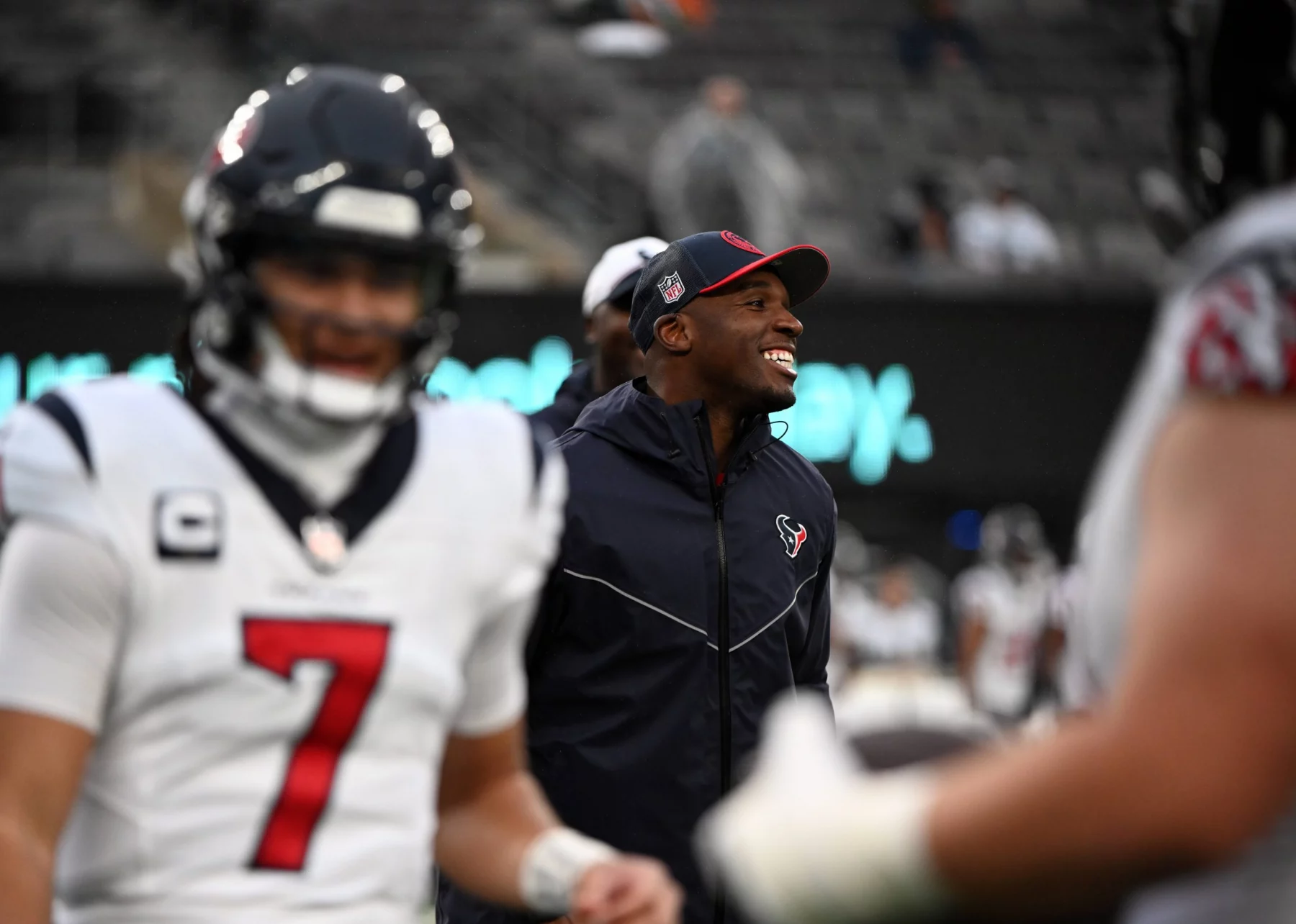 FootballR - NFL - Der Coach der Houston Texans, Demeco Ryans, lächelt am Spielfeldrand und freut sich auf das bevorstehende Titelrennen um den Titel „NFL-Trainer des Jahres 2023“. Coach of the Year