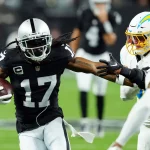 FootballR - NFL - Historisches Debakel für die Chargers - Die Raiders laufen mit dem Ball gegen die Chargers.