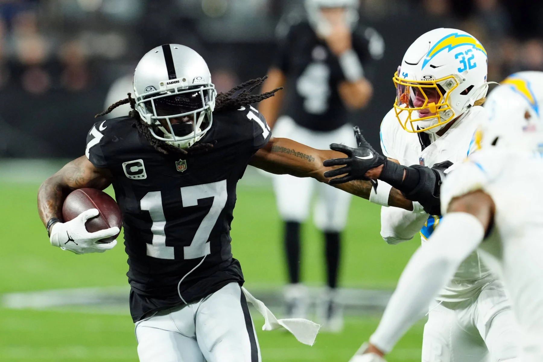 FootballR - NFL - Historisches Debakel für die Chargers - Die Raiders laufen mit dem Ball gegen die Chargers.