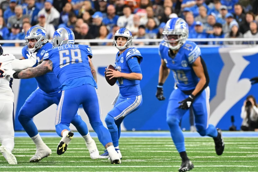 FootballR - NFL - Die Lions, angeführt von Jared Goff, laufen während eines Spiels gegen die Broncos mit dem Ball.