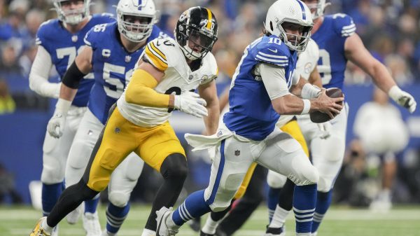 FootballR - NFL - Die Pittsburgh Steelers laufen während eines Spiels gegen die Colts - Gardner Minshew - dem Ball hinterher.