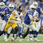 FootballR - NFL - Die Pittsburgh Steelers laufen während eines Spiels gegen die Colts - Gardner Minshew - dem Ball hinterher.