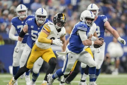 FootballR - NFL - Die Pittsburgh Steelers laufen während eines Spiels gegen die Colts - Gardner Minshew - dem Ball hinterher.